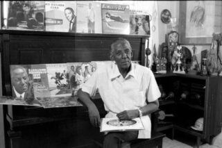 #ENPROFUNDIDAD
Barbarito Diez nació tal día como hoy, día de Santa Bárbara y de ahí su nombre. Además de ser ícono del danzón, el cubano se atrevió con los autores venezolanos y Lil Rodríguez nos convida a pasear por esta esquina musical...
https://radiocafeatlantico.com/venezolanidad-musical-de-barbarito-diez