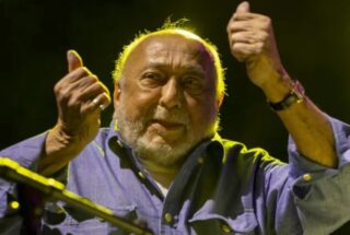 #ENPROFUNDIDAD
El maestro Eddie Palmieri estaría cumpliendo hoy 89 años, pero nos dejó físicamente en agosto pasado. Lil Rodríguez nos cuenta de primera mano cómo fue que el director de La Perfecta regresó a Venezuela tras una larga ausencia y cómo se le complicó volver a salir...
https://radiocafeatlantico.com/eddie-palmieri-una-historia-en-venezuela/
@eddiepalmieri