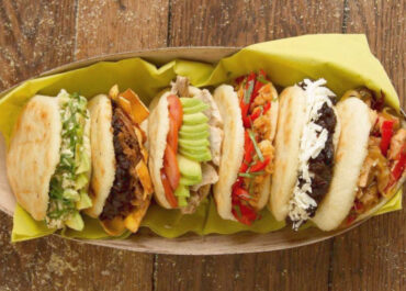 La arepa sale del pilón y viene con salsa