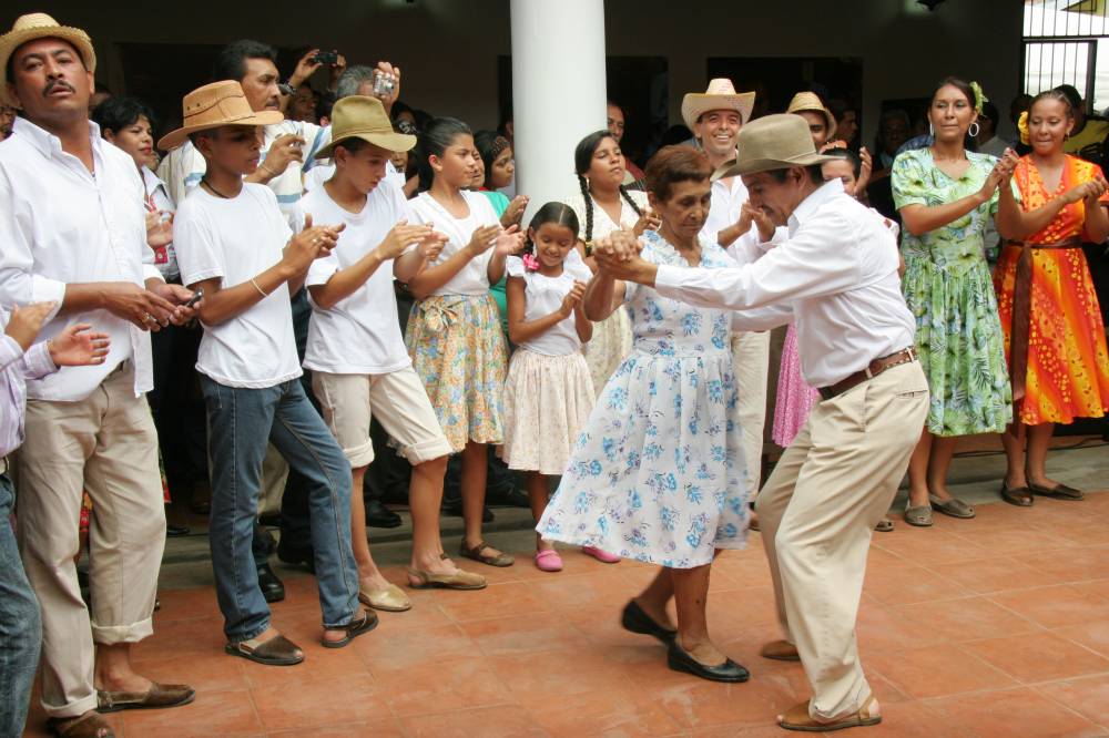 #LACOTALIL
Lil Rodríguez se adelanta a la Unesco para anunciar la inminente aprobación formal, este martes, del joropo como Patrimonio Cultural de la Humanidad, gracias al expediente venezolano.
https://radiocafeatlantico.com/joropeando-en-india