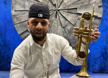 Edward Plater lanza "Dos Carlos" en homenaje a Henry Martínez