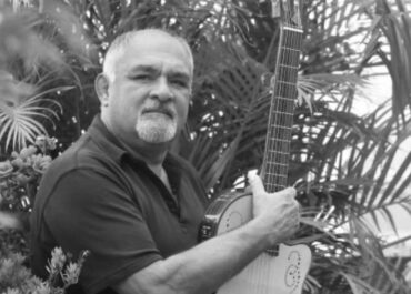 Cuerdas de luto por Lucho González