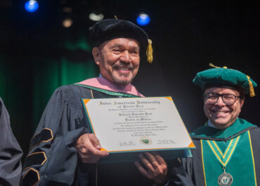Bobby Valentín recibe doctorado Honoris Causa